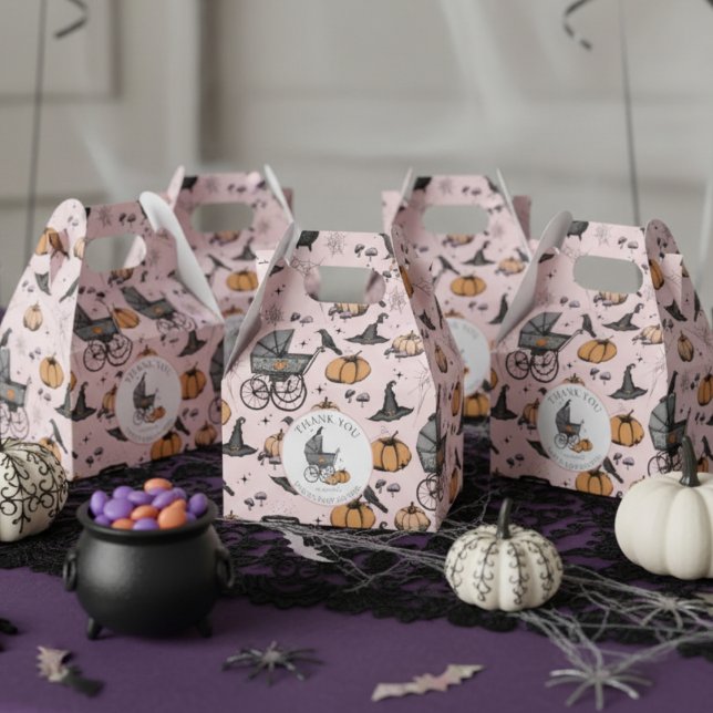Caixinha De Lembrancinhas Halloween de Carruagem de Bebê Rosa-Gótico Persona (Pink A Baby is Brewing Halloween Baby Shower Favor Boxes. Spooky Baby Carriage, Pumpkin, Witch Hat)