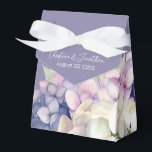 Caixinha De Lembrancinhas Hipóteses de Aquarela Púrpura e Branca na Lavanda<br><div class="desc">Esta caixa de presente romântica apresenta uma design floral de aquarela com hipnanias roxas e brancas sobre um fundo de cor lavanda. Buquês deliciosos de flores de hydrangea são ilustrados em torno da parte inferior.</div>