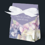 Caixinha De Lembrancinhas Hipóteses de Aquarela Púrpura e Branca na Lavanda<br><div class="desc">Esta caixa de presente romântica apresenta uma design floral de aquarela com hipnanias roxas e brancas sobre um fundo de cor lavanda. Buquês deliciosos de flores de hydrangea são ilustrados em torno da parte inferior.</div>