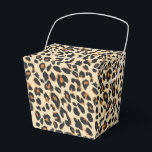 Caixinha De Lembrancinhas Impressão de Leopardo<br><div class="desc">Esta caixa de lembrancinha de festa é mostrada em uma impressão de leopardo safari moderna.
Cores em tons de bege e marrom.
Personalize este item ou compre como mostrado.
Imagem de estoque</div>