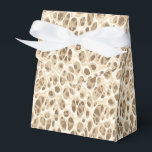 Caixinha De Lembrancinhas Impressão Leopardo<br><div class="desc">Esta caixa de favoritos é mostrada em uma versão safari do leopardo moderno. Cores de tons bege e castanho. Personalize este item ou comprar conforme mostrado. Imagem do stock</div>