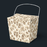 Caixinha De Lembrancinhas Impressão Leopardo<br><div class="desc">Esta caixa de favoritos é mostrada em uma versão safari do leopardo moderno. Cores de tons bege e castanho. Personalize este item ou comprar conforme mostrado. Imagem do stock</div>