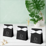 Caixinha De Lembrancinhas Lenços de Luxo Preto Elegantes Personalizados<br><div class="desc">Junte-se a nós enquanto homenageamos uma bela jornada de amor e devoção em uma celebração especial. Vamos brindar às memórias queridas, risadas e um amor que resistiu ao teste do tempo. Ficaríamos encantados em celebrar esse marco com familiares e amigos que fizeram parte da nossa maravilhosa jornada. Venha e desfrute...</div>