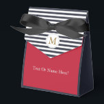 Caixinha De Lembrancinhas Listras da Marinha Chic Bloco de Cor Vermelha Mono<br><div class="desc">Este design sofisticado e elegante apresenta um padrão moderno de blocos de cores, perfeito para adicionar um toque sofisticado a qualquer evento. A obra de arte combina listras clássicas em azul-marinho e branco com uma seção vermelha ousada, criando um contraste visual impressionante. Um monograma dourado luxuoso e uma gravata borboleta...</div>