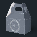 Caixinha De Lembrancinhas Luzes Azuis-Cinza Brilhantes Obrigado<br><div class="desc">Uma coroa de Natal de luzes cintilantes contra um fundo azul-cinza. A fonte de letra “Obrigado” é uma imagem - podendo ser redimensionada,  girada e reposicionada. O restante do texto é totalmente editável. Outras cores,  diferentes tamanhos/formatos de caixa de favor e itens coordenados estão disponíveis na minha loja.</div>