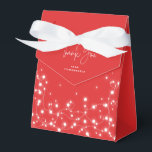 Caixinha De Lembrancinhas Luzes Cintilantes Vermelhas Obrigado<br><div class="desc">Uma coroa de Natal de luzes cintilantes contra um fundo vermelho. A fonte do script "Obrigado" é uma imagem - para que possa ser redimensionada, rotacionada e reposicionada. O resto do texto é perfeitamente editável. Outras cores, diferentes tamanhos/formas da caixa de favoritos e itens de coordenação estão disponíveis na minha...</div>