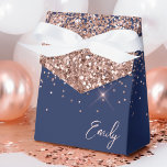 Caixinha De Lembrancinhas Marinho Cor-de-Rosa Azul, Brilhante, Monograma<br><div class="desc">Rosa Dourado - Blush Pink e Marinho Blue Sparkle Glitter Monograma Name e Boxes iniciais da festa de papel Isto faz o doce e perfeito aniversário de 16 anos, casamento, chá de panela, aniversário, chá de fraldas ou presente de festa de solteira para alguém que ama luxo de vidro e...</div>
