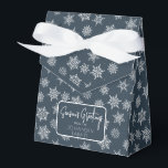 Caixinha De Lembrancinhas Marinho de floco de neve  Cartões de natal azul<br><div class="desc">Caixa de favoritos azul marinho com arco de fita e etiqueta de cartões de natal simples. A caixa é gravada com flocos de neve brancos e cinzas de tamanhos variados. Perfeito para as reuniões de festas, presentes de anfitrião, bens cozidos e muito mais. O design está disponível em uma coleção...</div>