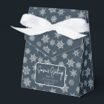 Caixinha De Lembrancinhas Marinho de floco de neve  Cartões de natal azul<br><div class="desc">Caixa de favoritos azul marinho com arco de fita e etiqueta de cartões de natal simples. A caixa é gravada com flocos de neve brancos e cinzas de tamanhos variados. Perfeito para as reuniões de festas, presentes de anfitrião, bens cozidos e muito mais. O design está disponível em uma coleção...</div>