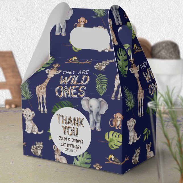 Caixinha De Lembrancinhas Marinho de gêmeos Selva Safari Azul, primeiro aniv (Twins Navy Blue Baby Boys Wild One themed birthday favor box.)