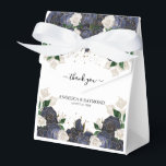 Caixinha De Lembrancinhas Marinho e Branco Agradecimento de Casamento Floral<br><div class="desc">Faça com que seus convidados se sintam especiais com essas caixas de lembrança únicas! Agradeça aos convidados com essas elegantes caixas de lembrança. Com estampa floral em azul marinho e branco e detalhes em dourado falso para adicionar um toque de luxo, escrita em caligrafia 'Obrigado', nomes e data. Elas são...</div>
