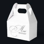 Caixinha De Lembrancinhas Merci Beaucoup Elegante Calliografia Obrigado<br><div class="desc">Minimalismo com uma reviravolta elegante neste obrigado eterno você privilegia box design com belos roteiros de caligrafia em preto Merci e a palavra BEAUCOUP em sans serif moderna em um simples fundo branco. A combinação é agradável e elegante. Este design é uma escolha maravilhosa para ocasiões corporativas ou pessoais, casamentos,...</div>