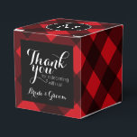 Caixinha De Lembrancinhas Monograma de Padrão de Xadrez de Buffalo Vermelho<br><div class="desc">Um design robusto e masculino com uma área para monogramas. Um padrão clássico e tradicional que existe há anos. Se precisar ajustar o trabalho de arte ou alterar a fonte,  clique na área personalizar. Isso o levará à ferramenta design onde você pode fazer muitas mudanças.</div>