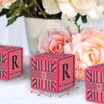 Caixinha De Lembrancinhas Monograma Elegante Editável em Listras Rosa de Car<br><div class="desc">"Padrão Elegante Editável de Stripes Rosa de Carvão." Este design retro chic dará a sua casa um toque de elegância retrô. Pode ser aplicada a uma variedade de sotaques de decoração doméstica, tais como travesseiros decorativos, cobertores, cortinas de chá ou essências de cozinha e outros acessórios, tais como lâmpadas, tapetes,...</div>