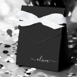 Caixinha De Lembrancinhas Monograma Elegante Moderno e Branco Negro<br><div class="desc">Apresentando nossa Coleção de Monogramas Modernos Minimalistas Pretos e Brancos: adote simplicidade e sofisticação com nossos designs minimalistas, curados para elevar seu estilo sem esforço. Feita de olho na estética moderna, essa coleção apresenta designs negras e brancos elegantes, acentuados por monogramas personalizados. De papelaria chic a acessórios versáteis, nossa coleção...</div>