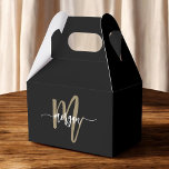 Caixinha De Lembrancinhas Monograma Na moda preto moderno<br><div class="desc">Eleve seu evento com as Caixas de Favor Douradas Modernas, Na moda de Monograma. Apresentando um design preto elegante, acentuado com um monograma de ouro ousado em um elegante roteiro moderno, essas caixas de favores acrescentam um toque luxuoso e personalizado a qualquer celebração. Perfeito para casamentos, aniversários, eventos corporativos, e...</div>