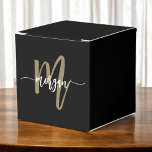 Caixinha De Lembrancinhas Na moda de Monograma Dourado Preto Moderno<br><div class="desc">Adicione um toque de elegância ao seu evento com as Caixas de Favor Modernas do Monograma Dourado Negro. Projetadas com um fundo preto elegante e um sofisticado monograma de ouro em uma fonte moderna, essas caixas de favores trazem um toque luxuoso e personalizado para qualquer ocasião especial. Perfeito para casamentos,...</div>