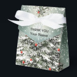 Caixinha De Lembrancinhas Neve Branca em Torres de Natal Verde Ornamentos Co<br><div class="desc">Ornamentos Coloridos De Árvore De Natal Verde Caixas De Favor De Neve Branca. Único,  bonito,  na moda design. Fácil de ser personalizado. O estilo,  o tamanho e as cores da fonte podem ser alterados. Itens correspondentes disponíveis.</div>