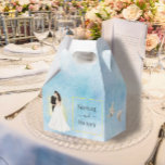 Caixinha De Lembrancinhas Noiva & Noivo Elegantes pombas voadoras Bodas<br><div class="desc">Com uma Noiva | Noivo pitoresca, adornada com dourado ascendente, cercada por charme, agraciada por duas pombas gentis, este design exala elegância atemporal. Em cores azul e dourado. Os detalhes intrincados e o layout sofisticado estabelecem o tom perfeito para o seu dia especial. Personalize com os detalhes da sua boda...</div>