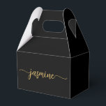 Caixinha De Lembrancinhas Nome com Monograma em Grafia de Letra Preta Simple<br><div class="desc">Caixa de Favor Personalizada Simples Limpa Minimalista Menina Preto e Dourado Monograma Nome Assinatura Rótulo Personalizado. Este design apresenta seu primeiro nome em uma linda tipografia de assinatura com estilo de letra manuscrita (ou caligrafia) em dourado sobre fundo preto. Estas caixas de presente femininas e elegantes são ótimas para distribuir,...</div>