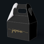 Caixinha De Lembrancinhas Nome com Monograma em Grafia de Ouro Preto Simples<br><div class="desc">Caixa de Favor Personalizada Simples Limpa Minimalista Menina Preto e Dourado Monograma Nome Assinatura Rótulo Personalizado. Este design apresenta seu primeiro nome em uma linda tipografia de assinatura com estilo de letra manuscrita com floreio (ou caligrafia) em dourado sobre fundo preto. Estas caixas de presente femininas e elegantes são ótimas...</div>