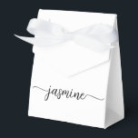 Caixinha De Lembrancinhas Nome com Monograma Feminino Branco Mínimo em Scrip<br><div class="desc">Caixa personalizada feminina simples minimalista limpa com monograma de nome branco. Este design apresenta seu primeiro nome em uma linda tipografia de assinatura com estilo de letra manuscrita (ou caligrafia) em preto sobre fundo branco. Estas caixas de presente femininas são ótimas para distribuir presentes, presentes para convidados e guloseimas durante...</div>