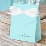 Caixinha De Lembrancinhas Nome de monograma de script feminino azul aqua mod<br><div class="desc">Caixas de presente de papel com monograma glitter azul aqua para adicionar seu próprio nome. Isso torna o presente perfeito para aniversário de 16 anos,  casamento,  chá de noiva,  aniversário de casamento,  chá de bebê ou despedida de solteira para alguém que ama glamour,  luxo e estilos chiques.</div>