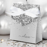 Caixinha De Lembrancinhas Nome do Glam do Monograma do Silver Glitter Metal<br><div class="desc">Silver Faux Foil Metallic Sparkle Glitter Bruche Metal Monograma Nome e Caixas de Presente Iniciais de Papel Isto faz o doce e perfeito aniversário de 16 anos,  casamento,  chá de panela,  aniversário,  chá de fraldas ou festa de solteira para alguém que ama luxo de vidro e estilos quíticos.</div>