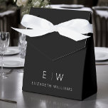 Caixinha De Lembrancinhas Nome do Monograma Mínimo Moderno Branco Negro<br><div class="desc">Eleve os favores do seu evento com a nossa Clássica Elegante Caixa de Favoritos do Monograma Moderno Minimalista. Meticulosamente projetados, esses favoritos combinam perfeitamente a sofisticação do eterno com o minimalismo contemporâneo, fazer-os de um na moda e memorável adição à sua celebração. Feito com precisão e atenção ao detalhe, essas...</div>