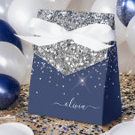 Caixinha De Lembrancinhas Nome Monograma Glitter Azul Marinho Prata Feminino<br><div class="desc">Caixas de presente de papel glitter cintilante prata e azul marinho com monograma e inicial para festa. Isso faz o presente perfeito para aniversário de 16 anos, casamento, chá de noiva, aniversário de casamento, chá de bebê ou despedida de solteira para alguém que ama luxo e estilos chiques e glamorosos....</div>