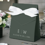 Caixinha De Lembrancinhas Nome Monograma Minimalista Moderno Verde Escuro<br><div class="desc">Eleve os brindes do seu evento com nossa Caixa de Presente de Monograma Minimalista Moderno Clássico Elegante. Meticulosamente projetada,  essas caixas de presente misturam perfeitamente sofisticação atemporal com minimalismo contemporâneo,  tornando-as uma adição elegante e memorável à sua celebração.</div>