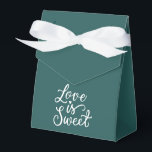 Caixinha De Lembrancinhas O Amor é Doce em Azul Escuro e Branco Casamento<br><div class="desc">Sacas de presente de casamento deslumbrantes em Azul Escuro que farão o seu presente se destacar. Cada saco é adornado com uma inscrição romântica 'O amor é doce', adicionando um charme delicado e um estilo único ao seu presente. Faça o seu presente ser ainda mais especial com nossas exquisitas sacas...</div>