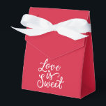 Caixinha De Lembrancinhas O Amor é Doce em Cor de Framboesa e Casamento Bran<br><div class="desc">Incríveis sacolas de presente de casamento em cor de framboesa e branca que farão seu presente se destacar. Cada sacola é adornada com uma inscrição romântica 'O amor é doce', adicionando um charme delicado e estilo único ao seu presente. Torne seu presente ainda mais especial com nossas exquisitas sacolas de...</div>