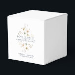 Caixinha De Lembrancinhas O Amor Floral De Aquarela Elegante É Um Casamento<br><div class="desc">Aprecie seus convidados de casamento com esta elegante caixa de favor floral com a mensagem romântica Amor é Doce Aproveite o Tratado. Perfeito para o seu doce doce tratamento, esta caixa personalizada inclui os nomes dos casais e a data do casamento, lindamente acentuada com delicadas ilustrações botânicas de cor d'água...</div>