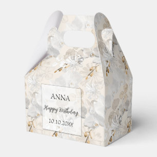 Caixinha De Lembrancinhas Orquídeas brancas sobre um creme leve