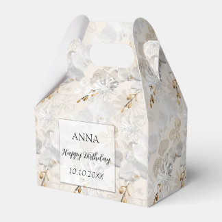 Caixinha De Lembrancinhas Orquídeas brancas sobre um creme leve