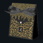 Caixinha De Lembrancinhas Ouro e Maculate<br><div class="desc">Linda caixa de favores com sequências impressas de ouro com diamante em letras superiores e leopardo na frente e atrás. A letra de monograma personalizável está em um quadro de ouro e fundo preto. É perfeito para qualquer ocasião como aniversário,  casamento,  aniversário e mais</div>