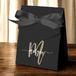 Caixinha De Lembrancinhas Ouro Preto Monograma Moderno Elegante<br><div class="desc">Torne seu evento inesquecível com as Caixas de Presente Personalizadas Black Gold Monogram Stylish Modern. Com um fundo preto elegante e um monograma dourado sofisticado em uma escrita moderna e elegante, essas caixas de presente agregam um toque luxuoso e sofisticado a qualquer celebração. Perfeitas para casamentos, aniversários, eventos corporativos e...</div>