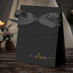 Caixinha De Lembrancinhas Ouro Preto Script Monograma Nome Moderno Garota<br><div class="desc">Caixas de Presente de Papel com Monograma de Brilho Dourado e Preto Adicione Seu Próprio Nome Isso torna o presente perfeito para o aniversário de 16 anos,  casamento,  chá de noiva,  aniversário de casamento,  chá de bebê ou despedida de solteira para alguém que ama luxo e estilos chiques.</div>