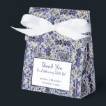 Caixinha De Lembrancinhas Padrão de azulejo geométrico azul vintage branco<br><div class="desc">Azulejos europeus geométricos vintage pintados à mão. Padrão ornamental de perfeição. Tons de cor incluem azul e branco. O design decorativo perfeito, presente ideal para qualquer ocasião.</div>