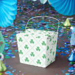 Caixinha De Lembrancinhas Padrão de Revestimento Elegante Retirar 2x2x2.75<br><div class="desc">Adicione um charme ao seu evento com estas Caixas de Favoritos do Elegante. Medição de 2x2x2, 75 polegadas,  eles apresentam um sofisticado design de trevo perfeito para casamentos,  festas e celebrações temáticas. Ideal para doces,  presentes pequenos ou guardiões,  essas caixas combinam estilo e função em uma apresentação festiva única.</div>
