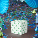 Caixinha De Lembrancinhas Padrão de Trevo Elegante Clássico 2x2x2<br><div class="desc">Adicione um toque de elegância à sua celebração com essas caixas de favores clássicas 2x2x2 apresentando um charmoso padrão de trevo. Perfeitas para guardar doces,  enfeites ou pequenas lembranças em casamentos,  festas no jardim ou eventos festivos. Compactas,  elegantes e sem esforço - ideais para qualquer ocasião refinada.</div>