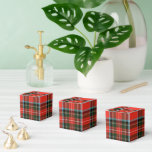 Caixinha De Lembrancinhas Padrão Xadrez Preto e Vermelho Clássico<br><div class="desc">Adicione um charme atemporal à sua celebração com essas caixas clássicas de favores no padrão xadrez vermelho,  preto e branco. Perfeitas para casamentos rústicos,  festas de feriados ou encontros aconchegantes,  elas combinam durabilidade com design elegante para guardar guloseimas ou pequenos presentes lindamente. Uma combinação perfeita de tradição e elegância.</div>