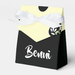 Caixinha De Lembrancinhas Panda bear with green bamboo leaves