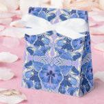 Caixinha De Lembrancinhas Papel de embrulho de violetas vintage<br><div class="desc">Qualquer presente será duas vezes mais bonito embrulhado neste papel de embrulho de violetas vintage. Tons de violeta, lavanda e azul pervinca sugerem outra época em que as coisas andavam mais devagar e as pessoas apreciavam a grande arte. Atenção aos detalhes é o que ela verá quando estiver embrulhado neste...</div>