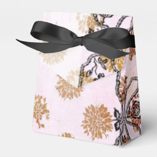 Caixinha De Lembrancinhas Peonias de otoño tonos rosados y un lazo negro