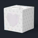 Caixinha De Lembrancinhas Pérolas Brancas Em Cinza<br><div class="desc">Coração branco com nomes de recém-casados em padrão cinza prateado e pérola branca.
A cor do fundo pode ser alterada.</div>