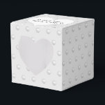 Caixinha De Lembrancinhas Pérolas Brancas Em Cinza<br><div class="desc">Coração branco com nomes de recém-casados em padrão cinza prateado e pérola branca.
A cor do fundo pode ser alterada.</div>