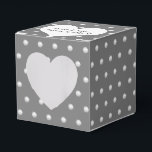 Caixinha De Lembrancinhas Pérolas Brancas Em Cinza<br><div class="desc">Coração branco com nomes de recém-casados e pérolas brancas em fundo cinza.
A cor do fundo pode ser alterada.</div>