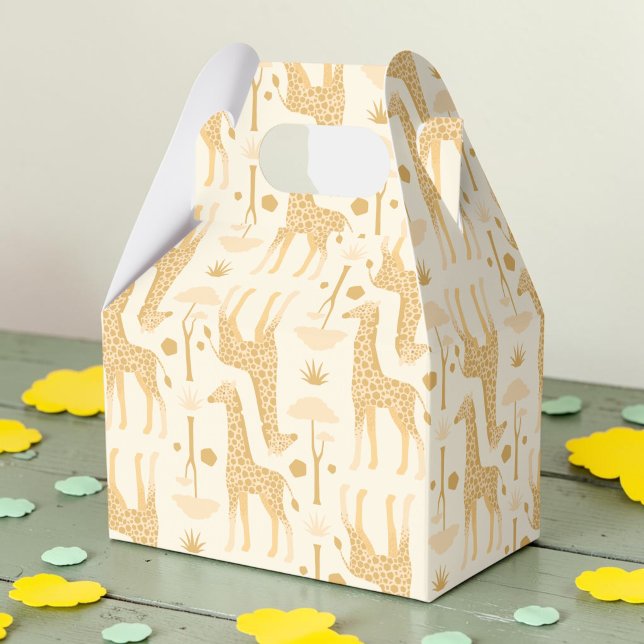 Caixinha De Lembrancinhas Presente de Chá de Bebê Girafa Amarela Neutra Safa (Yellow giraffe pattern on a giftbox for goody bags, on a sage green table with birthday decorations)